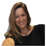 Profesora de inglés imparte clase a alumnos de todas las edades